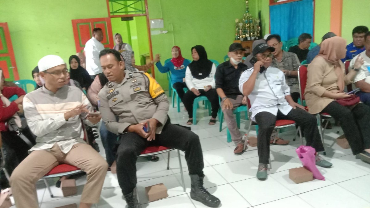 Mengikuti Sosialisasi Pemilihan RT dan RW yang dihadiri oleh Lurah, Bhabinkamtibmas, Ketua LPMK, Ketua Panitia Pemilihan RT dan RW, Para Paslon, Pengurus Kamp. KB "Geddongnge"