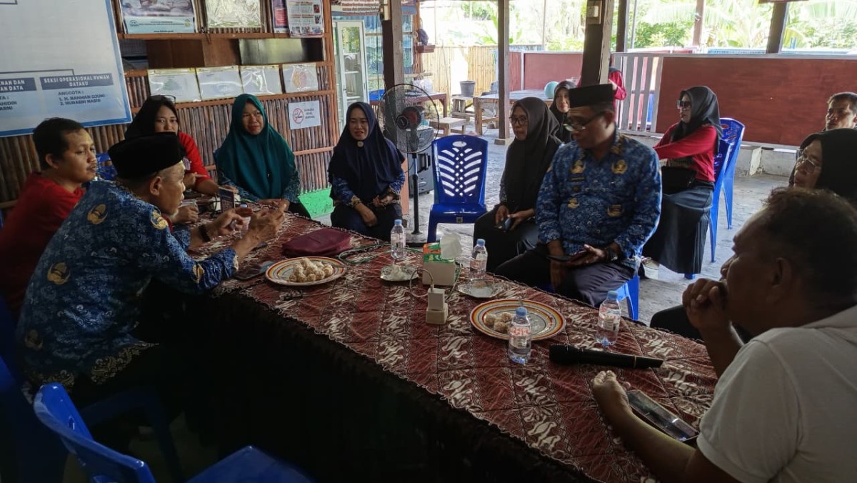 Sosialisasi RKM dan Pemaparan Progress RDK Capgal sebagai RDK Rujukan Tingkat Kota Parepare oleh Plt. Dinas PPKB, Lurah, Ketua TP. PKK Cappa Galung, Penyuluh KB, dan Para Pengurus Kamp. KB "Geddongnge" dan Kader RDK Cappa Galung