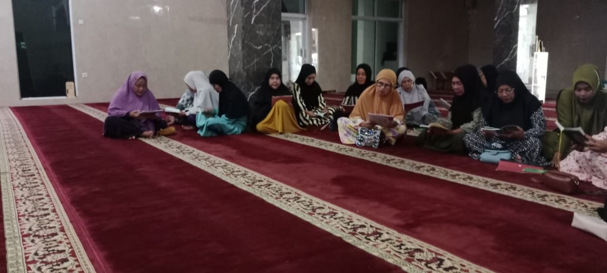 Mengikuti Pengajian Rutin Keagaamaan