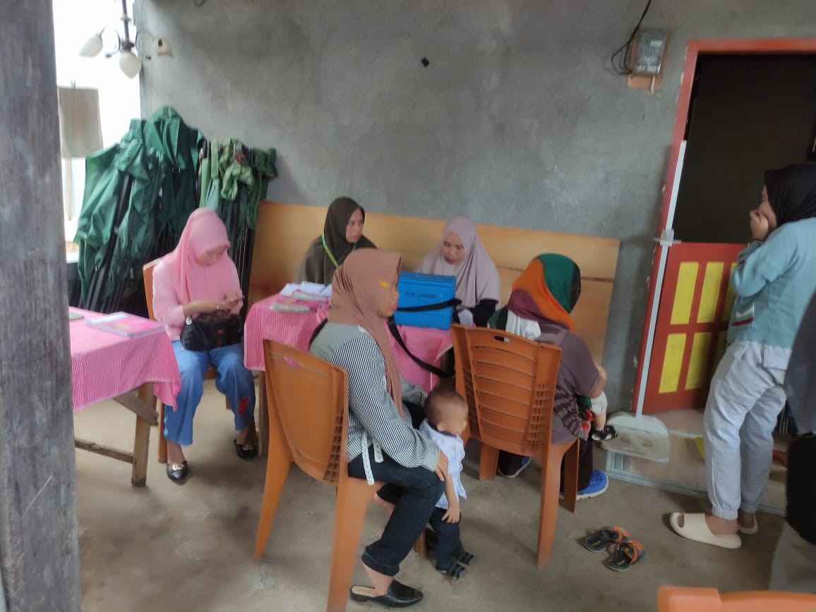 Melaksanakan Kegiatan Posyandu oleh Nakes UPTD Puskesmas Lumpue, Bidan Kelurahan, Penyuluh KB, Kader Posyandu, Pengurus Kamp. KB "Geddongnge" dan Sasaran Posyandu