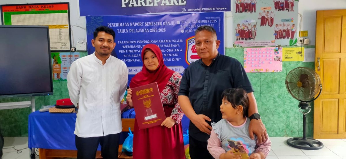 Menerima Rapor Siswa di Sekolah