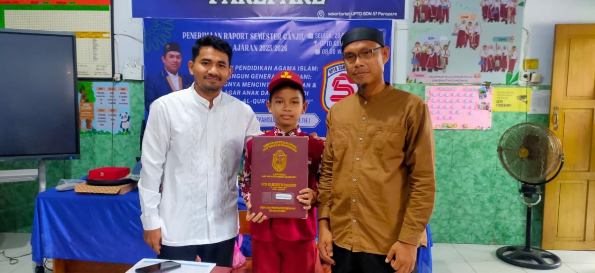 Menerima Rapor Anak di Sekolah oleh Pengurus GATi dan Kader Kamp. KB "Geddongnge"