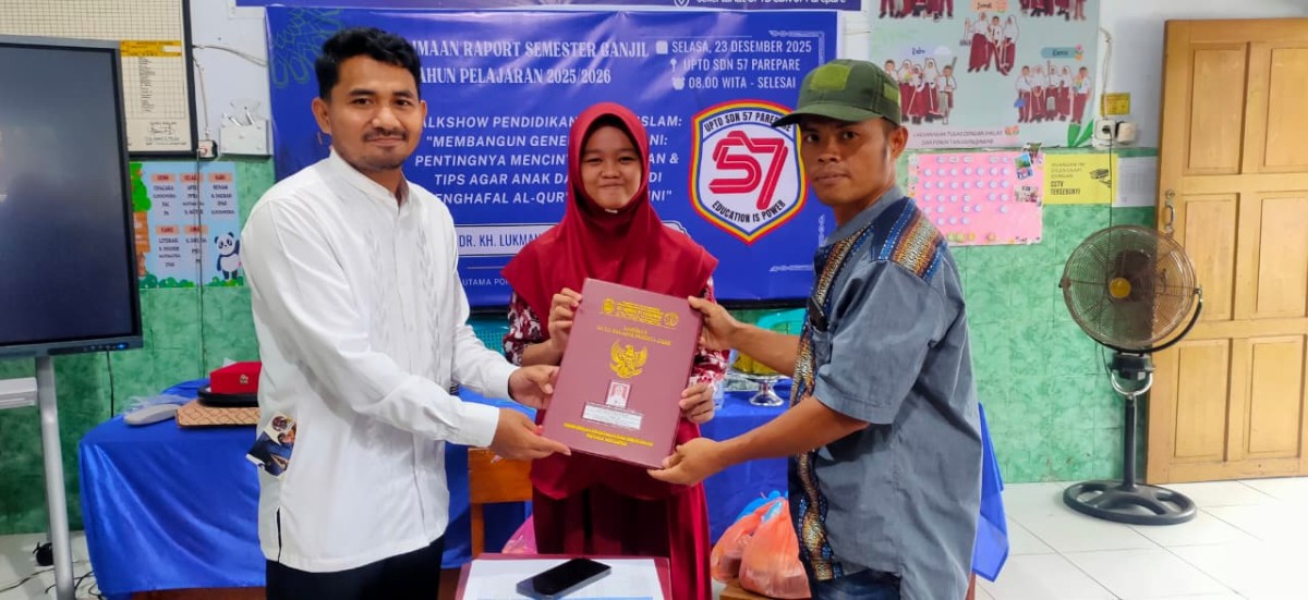 Menerima Rapor Anak di Sekolah oleh Pengurus GATi dan Kader Kamp. KB "Geddongnge"
