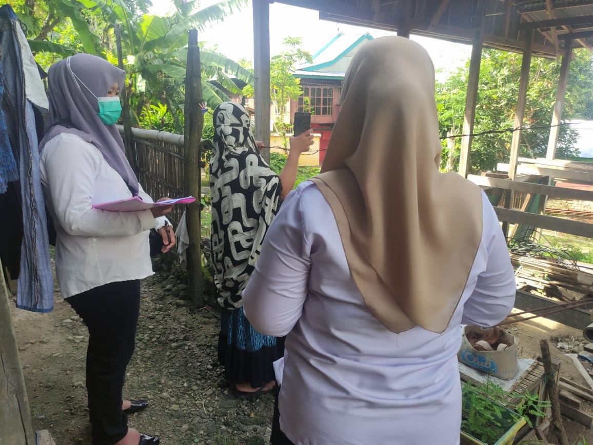 Screening Area Terindikasi DBD oleh Nakes UPTD Puskesmas Lumpue, Bidan Kelurahan, dan Pengurus Kamp. KB "Geddongnge"