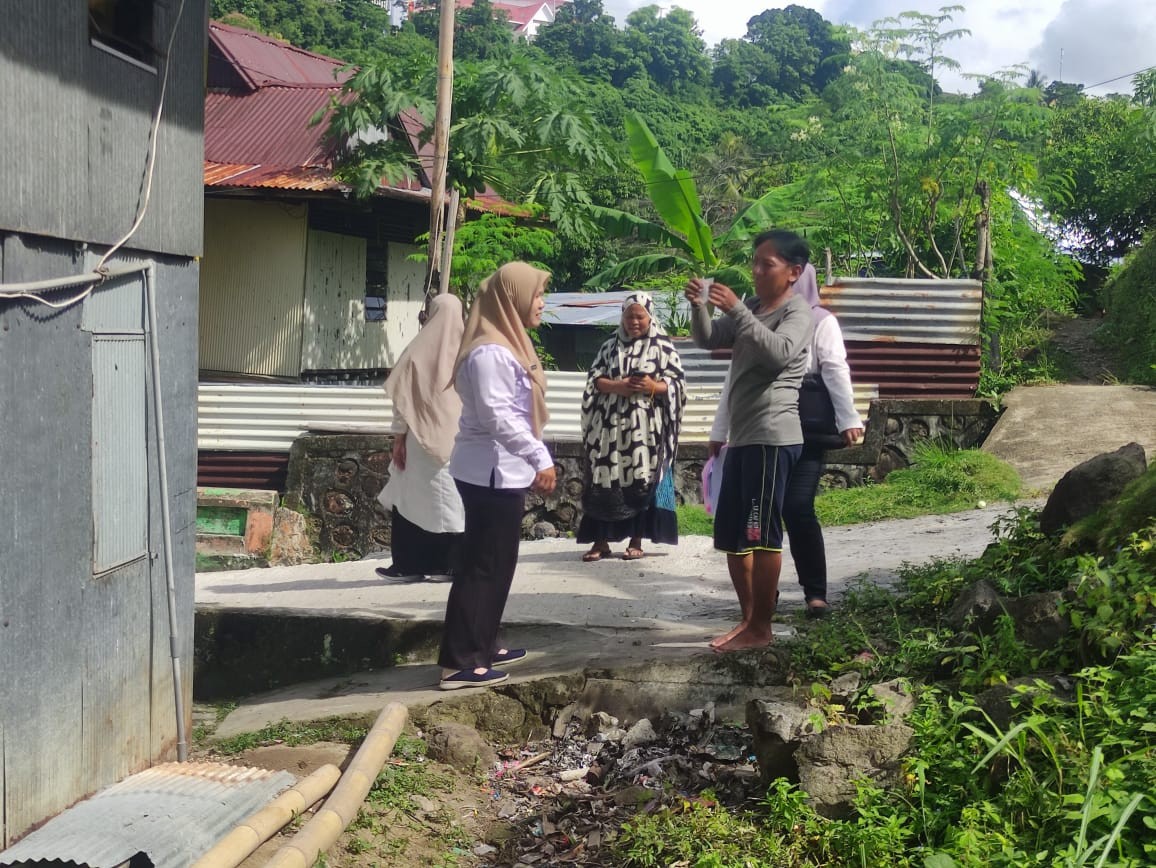 Screening Area Terindikasi DBD oleh Nakes UPTD Puskesmas Lumpue, Bidan Kelurahan, dan Pengurus Kamp. KB "Geddongnge"