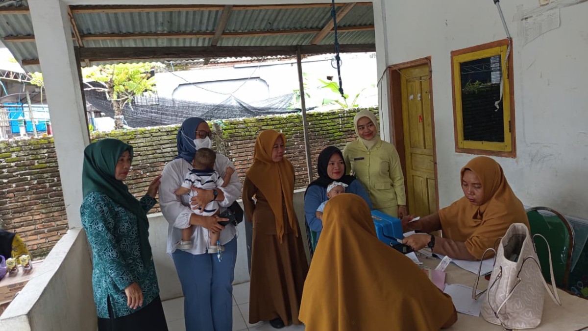 Melaksanakan Kegiatan Posyandu