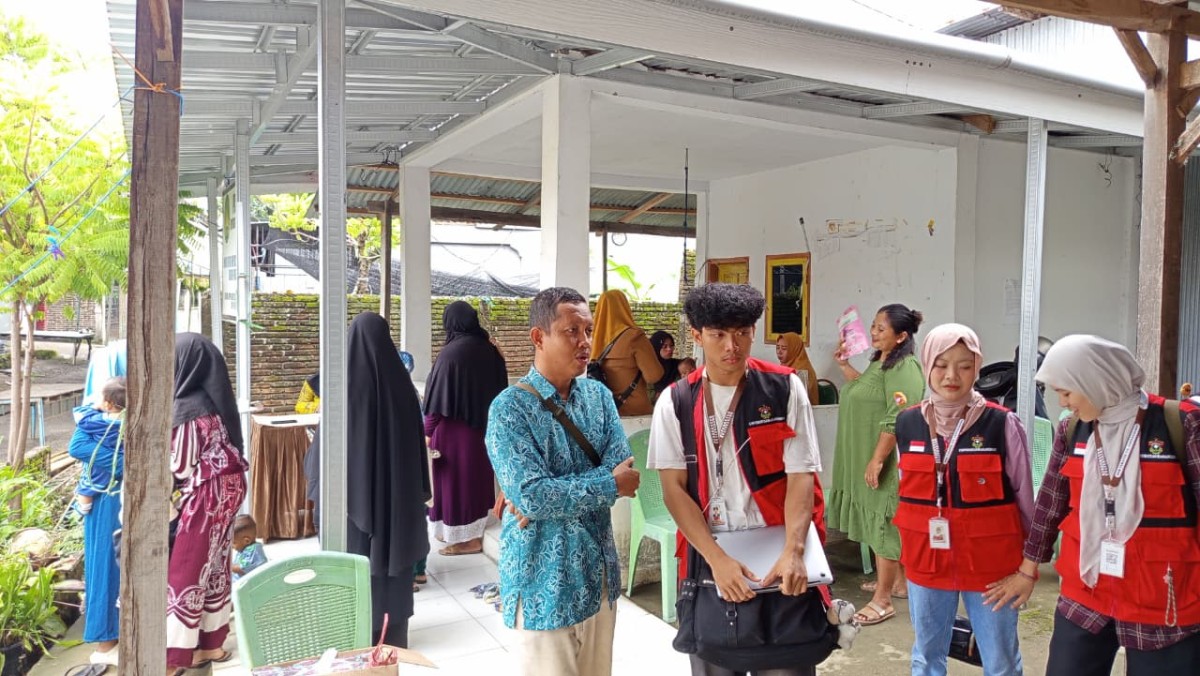 Melaksanakan Posyandu oleh Nakes UPTD Puskesmas Lumpue, Bidan Kelurahan, Penyuluh KB, Kader Posyandu, Pengurus Kamp. KB "Geddongnge", Kader PKK, Mahasiswa KKN UNHAS 115 dan Sasaran