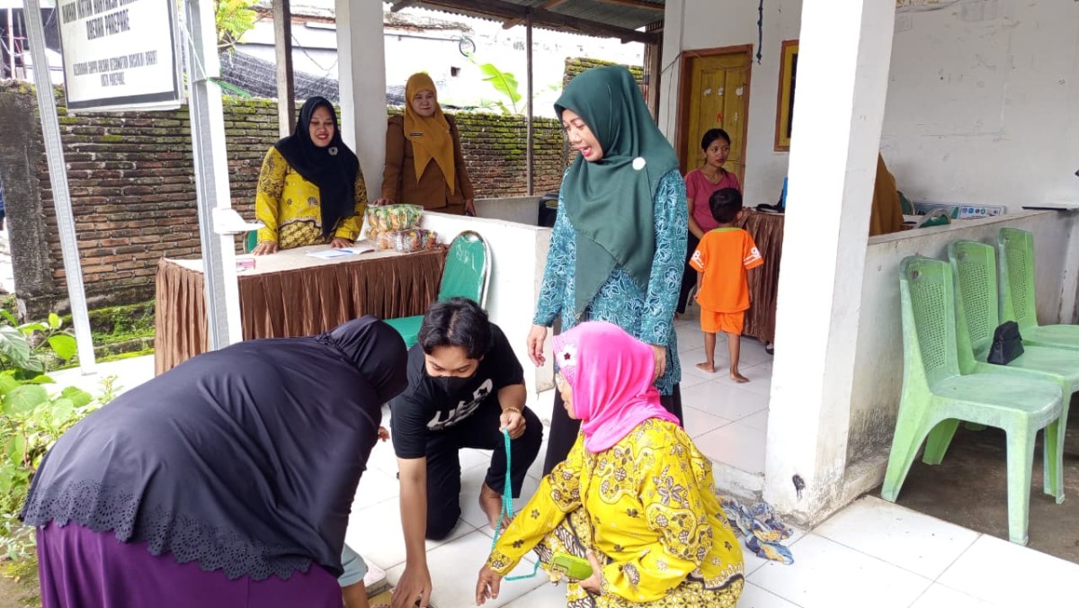 Melaksanakan Posyandu oleh Nakes UPTD Puskesmas Lumpue, Bidan Kelurahan, Penyuluh KB, Kader Posyandu, Pengurus Kamp. KB "Geddongnge", Kader PKK, Mahasiswa KKN UNHAS 115 dan Sasaran