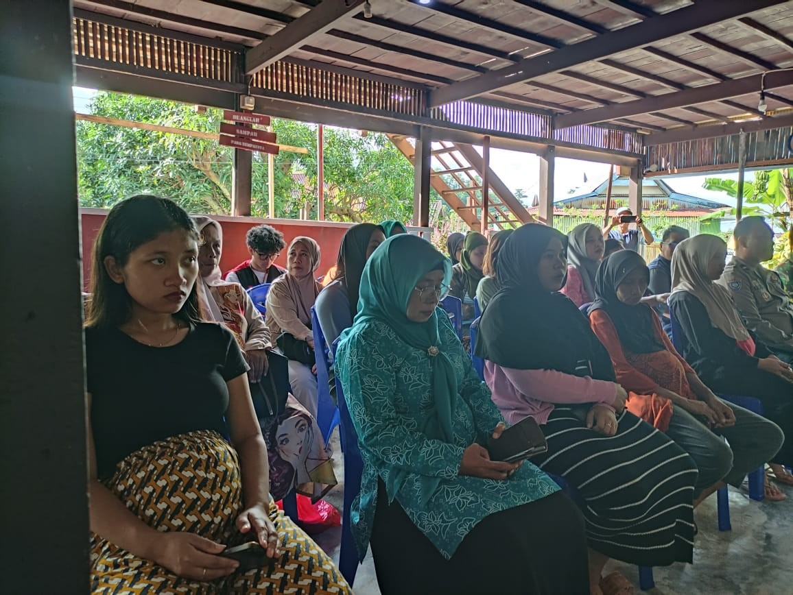 Mengikuti Launching MBG 3B oleh Camat Bacubar, Lurah Capgal, Kepala SPPG Wil. Capgal, Babinsa, Bhabinkamtibmas, Ketua TP. PKK, Ketua RT/RW, Kader Posyandu, Pengurus Kamp. KB "Geddongnge" dan Sasaran