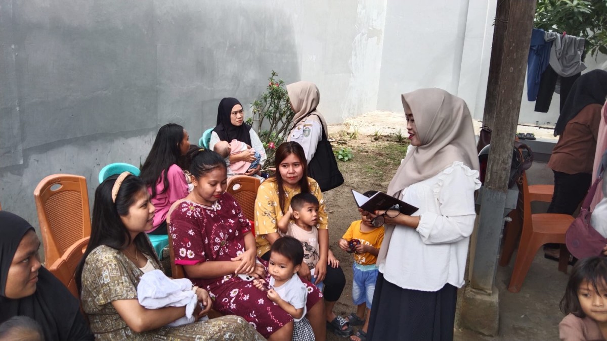 Melaksanakan Bina Keluraga Balita (BKB)