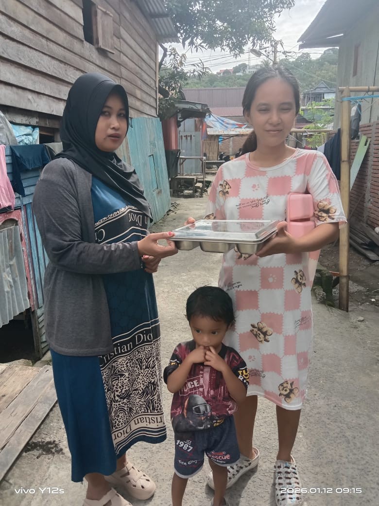 Melakukan Pemberian PMT Kategori B3 oleh Penyuluh KB, Tim SPPG Cappa Galung, Pengurus Kamp. KB dan Sasaran Ibu Hamil