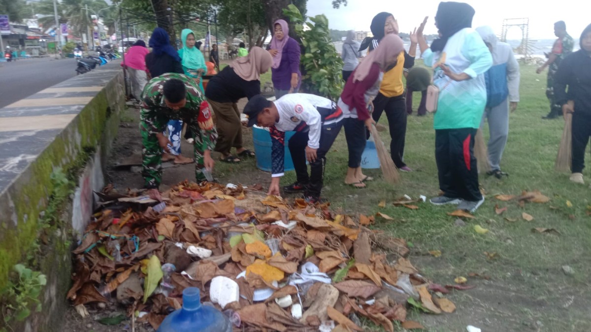Melaksanakan Kerja Bakti Peduli Lingkungan "BERDAYA GUNA"
