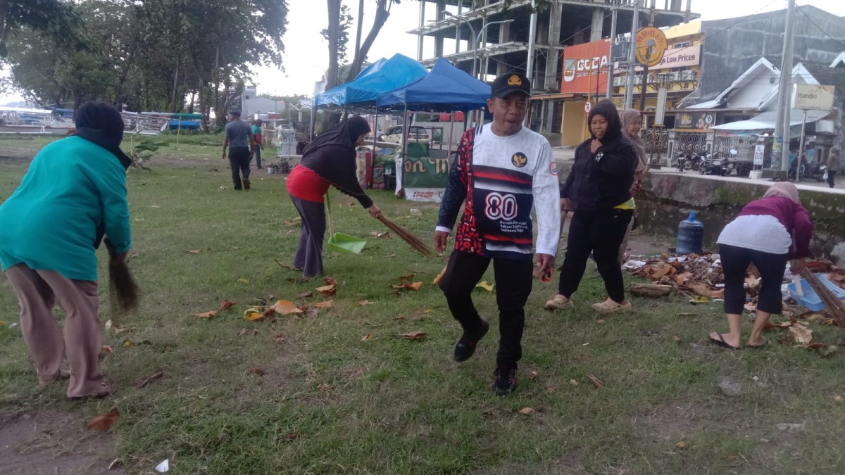 Melaksanakan Kerja Bakti di Area Kampung Enjoy oleh seluruh Perangkat Kelurahan Cappa Galung dan Penerima PKH se-kelurahan Cappa Galung