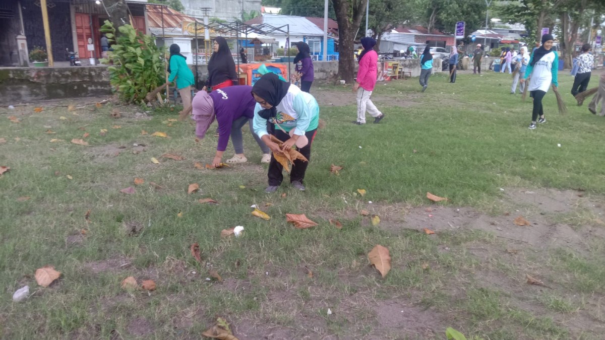 Melaksanakan Kerja Bakti di Area Kampung Enjoy oleh seluruh Perangkat Kelurahan Cappa Galung dan Penerima PKH se-kelurahan Cappa Galung