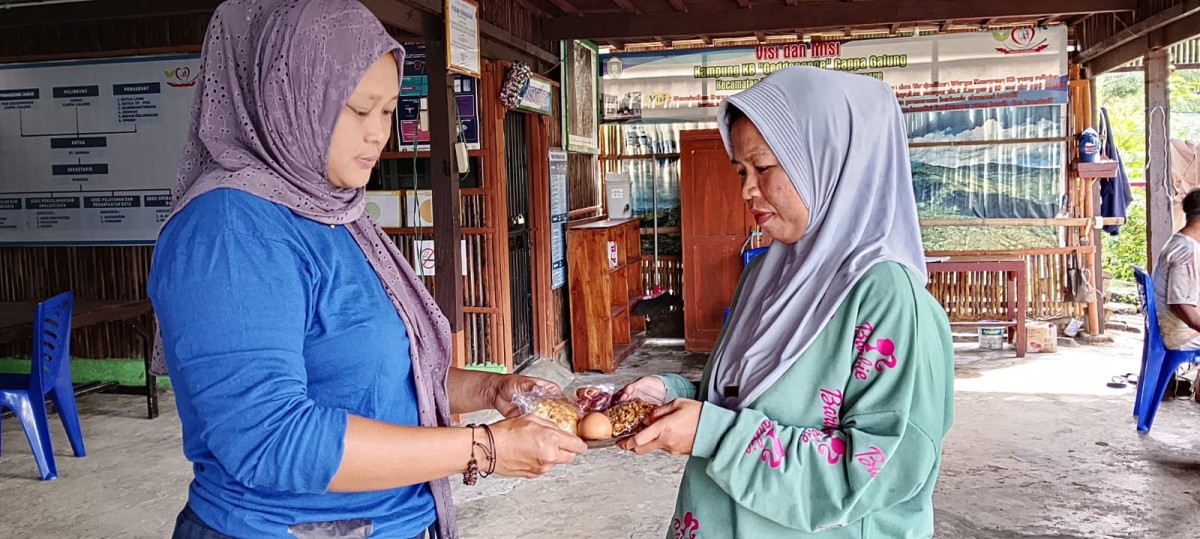 Melakukan Pemberian PMT Kategori B3 oleh Penyuluh KB, Tim SPPG Cappa Galung, Pengurus Kamp. KB dan Sasaran Ibu Hamil
