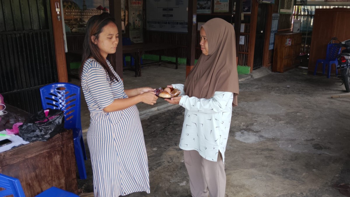 Melakukan Pemberian PMT Kategori B3 oleh Penyuluh KB, Tim SPPG Cappa Galung, Pengurus Kamp. KB dan Sasaran Ibu Hamil