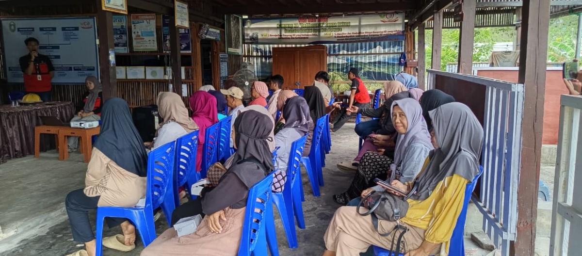 Mengikuti Seminar Hasil KKN UNHAS 115 oleh Unsur Pemerintahan Kecamatan Bacukiki Barat dan Kelurahan Cappa Galung, Kader Posyandu, Pengurus Rumah Dataku dan Kamp. KB "Geddongnge" serta Mahasiswa KKN UNHAS 115