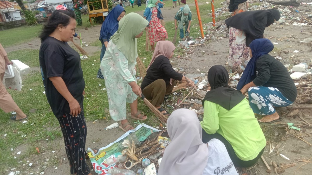 Melaksanakan Kerja Bakti Peduli Lingkungan “BERDAYA GUNA”