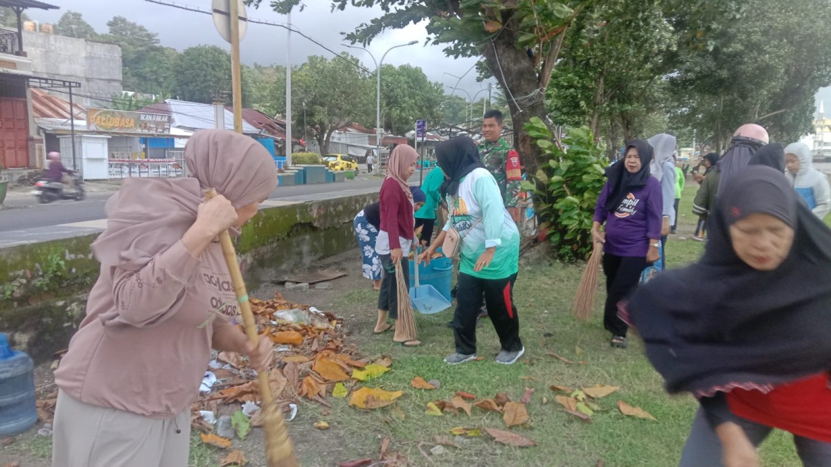 Melaksanakan Kerja Bakti Peduli Lingkungan “BERDAYA GUNA” oleh Lurah Cappa Galung, Bhabinkamtibmas, Babinsa, Penerima PKH, Pengurus Kampung KB "Geddongnge", Kader Lansia dan Kader GATI
