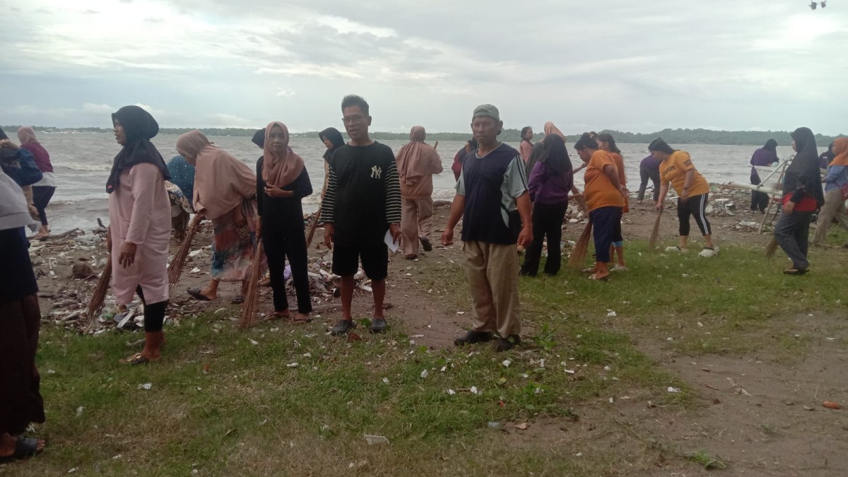 Melaksanakan Kerja Bakti Peduli Lingkungan “BERDAYA GUNA” oleh Lurah Cappa Galung, Bhabinkamtibmas, Babinsa, Penerima PKH, Pengurus Kampung KB "Geddongnge", Kader Lansia dan Kader GATI