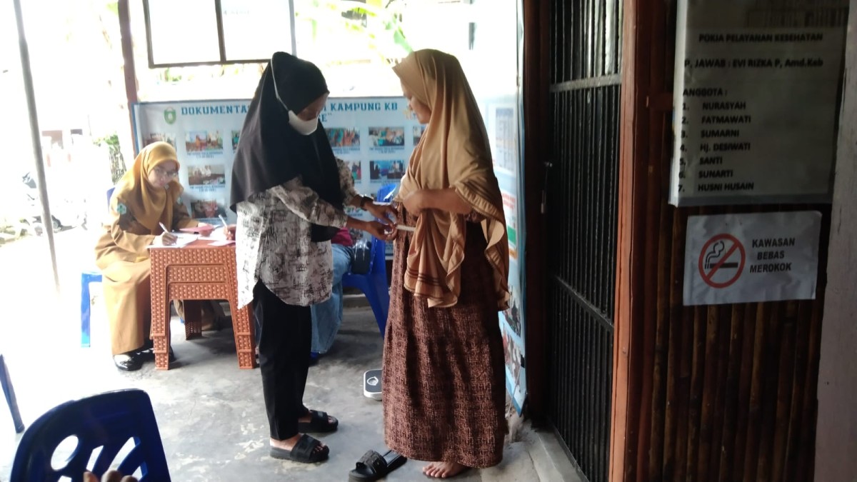 Melaksanakan Pemeriksaan Kesehatan bagi Lansia oleh Nakes UPTD Puskesmas Lumpue, Kader Lansia, Bidan Kelurahan, Penyuluh KB, Pengurus Kamp. KB "Geddongnge" dan Sasaran Lansia