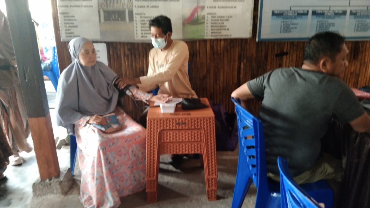 Melaksanakan Pemeriksaan Kesehatan bagi Lansia oleh Nakes UPTD Puskesmas Lumpue, Kader Lansia, Bidan Kelurahan, Penyuluh KB, Pengurus Kamp. KB "Geddongnge" dan Sasaran Lansia