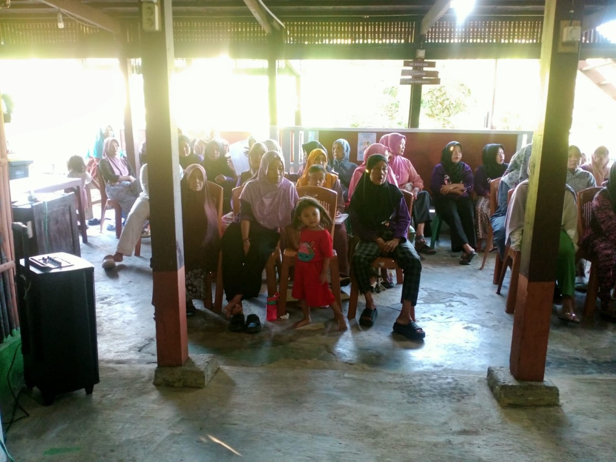 Melaksanakan Pertemuan Rutin PKH oleh Pendamping PKH, Kasi Kesra Kelurahan Cappa Galung, Pengurus Kamp. KB "Geddongnge" dan Penerima PKH