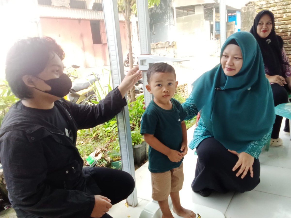 Melaksanakan Posyandu oleh Nakes UPTD Puskesmas Lumpue, Bidan Kelurahan, Penyuluh KB, Kader Posyandu, Pengurus Kamp. KB "Geddongnge", Kader PKK, Mahasiswa KKN UNHAS 115 dan Sasaran