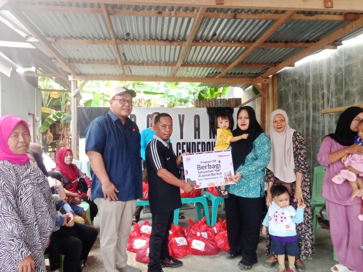 Melaksanakan Penyerahan Paket Sembako Ramadhan (Program CSR Berbagi Telkomsel Parepare)