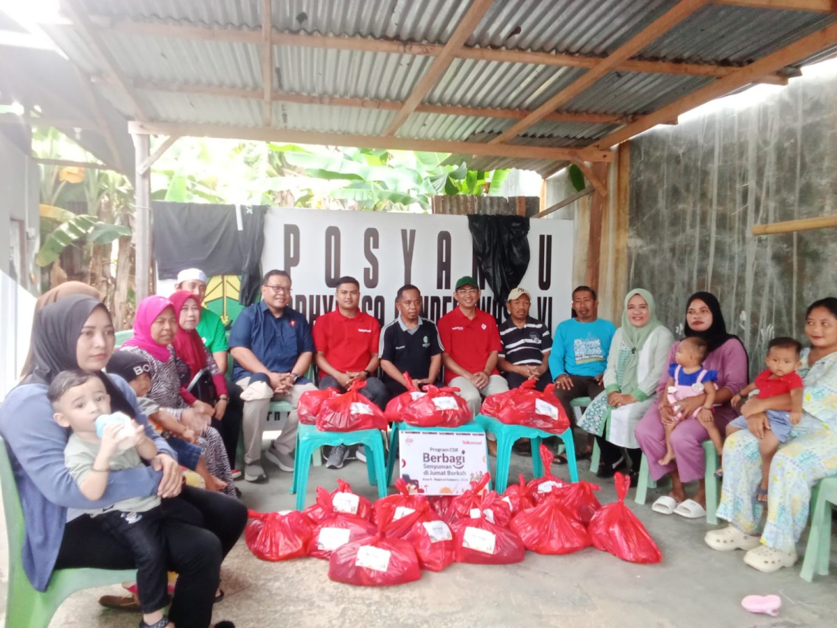 Penyerahan Paket Sembako Ramadhan oleh Pihak Telkomsel Parepare, Kader Posyandu Cenderawasih Adhyaksa 6, Pengurus Kamp. KB "Geddongnge" dan Sasaran Posyandu.