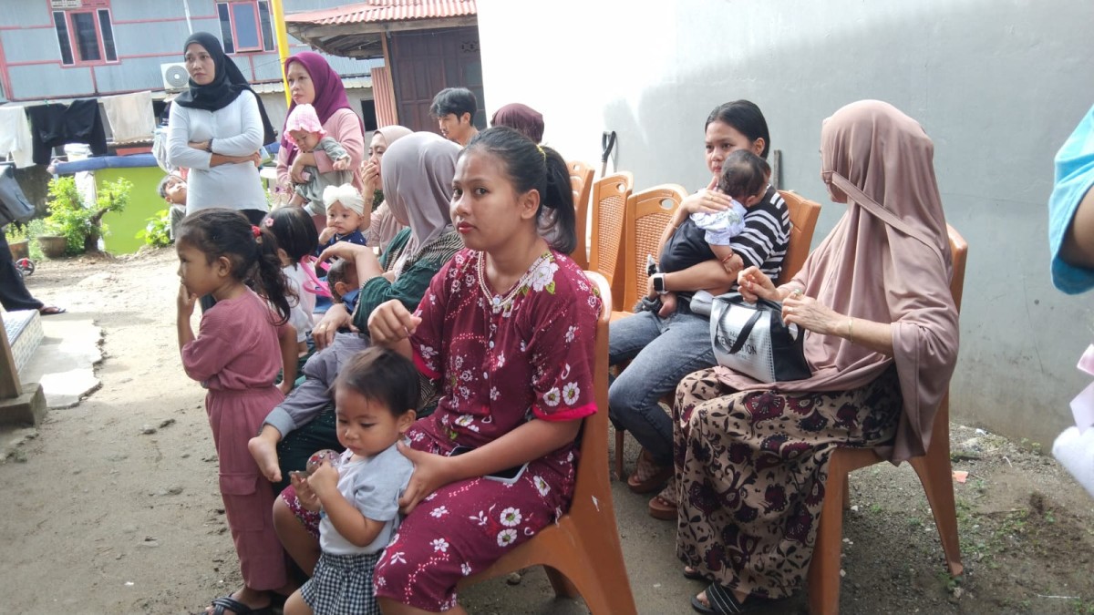 Melaksanakan Bina Keluarga Balita oleh Penyuluh KB, Kader BKB, Pengurus Kamp. KB "Geddongnge" dan Warga yang Menjadi Sasaran BKB