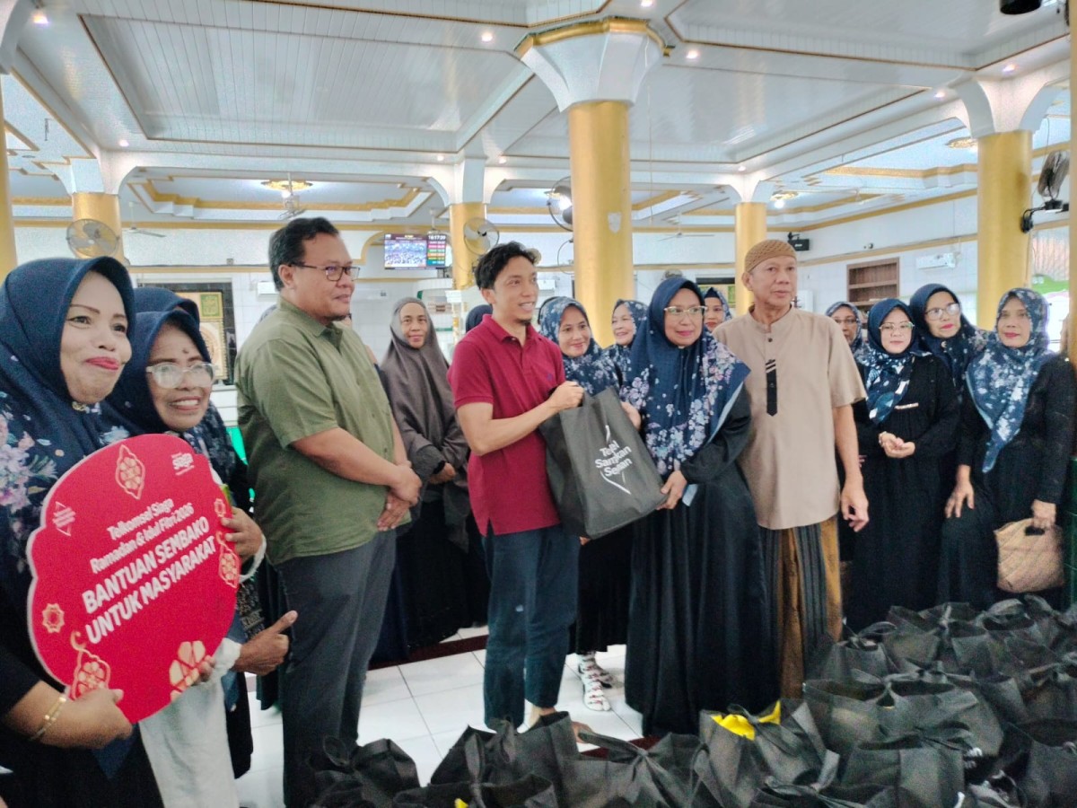 Melaksanakan Pembagian Sembako Ramadhan oleh Pihak Telkomsel, perangkat kelurahan Cappa Galung, pengurus Kamp. KB "Geddongnge" dan Jamaah Masjid Besar Al-Falah