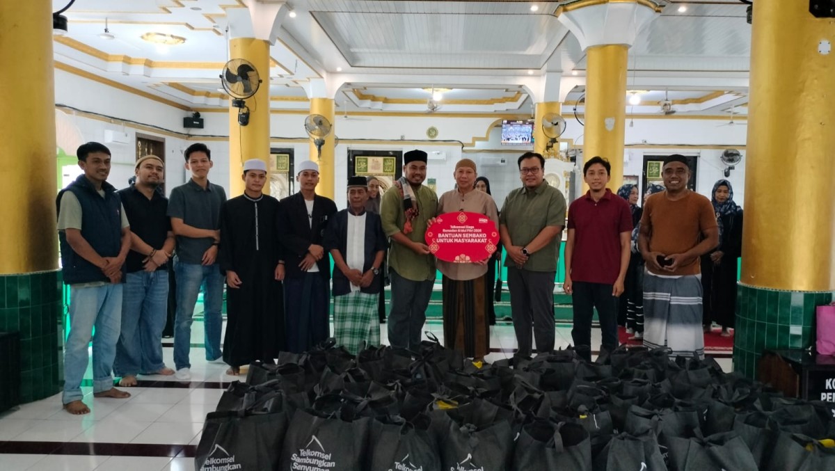 Melaksanakan Pembagian Sembako Ramadhan oleh Pihak Telkomsel, perangkat kelurahan Cappa Galung, pengurus Kamp. KB "Geddongnge" dan Jamaah Masjid Besar Al-Falah