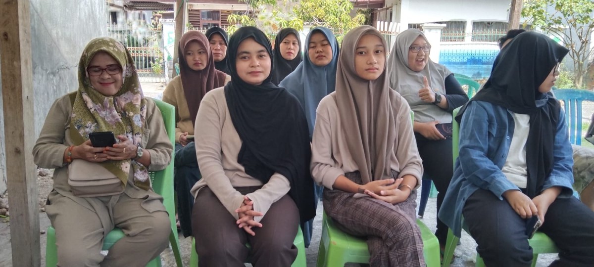 Melaksanakan Bina Keluarga Remaja oleh Penyuluh KB, Kader BKR, Pengurus Kamp. KB "Geddongnge" dan Warga yang Menjadi Sasaran BKR