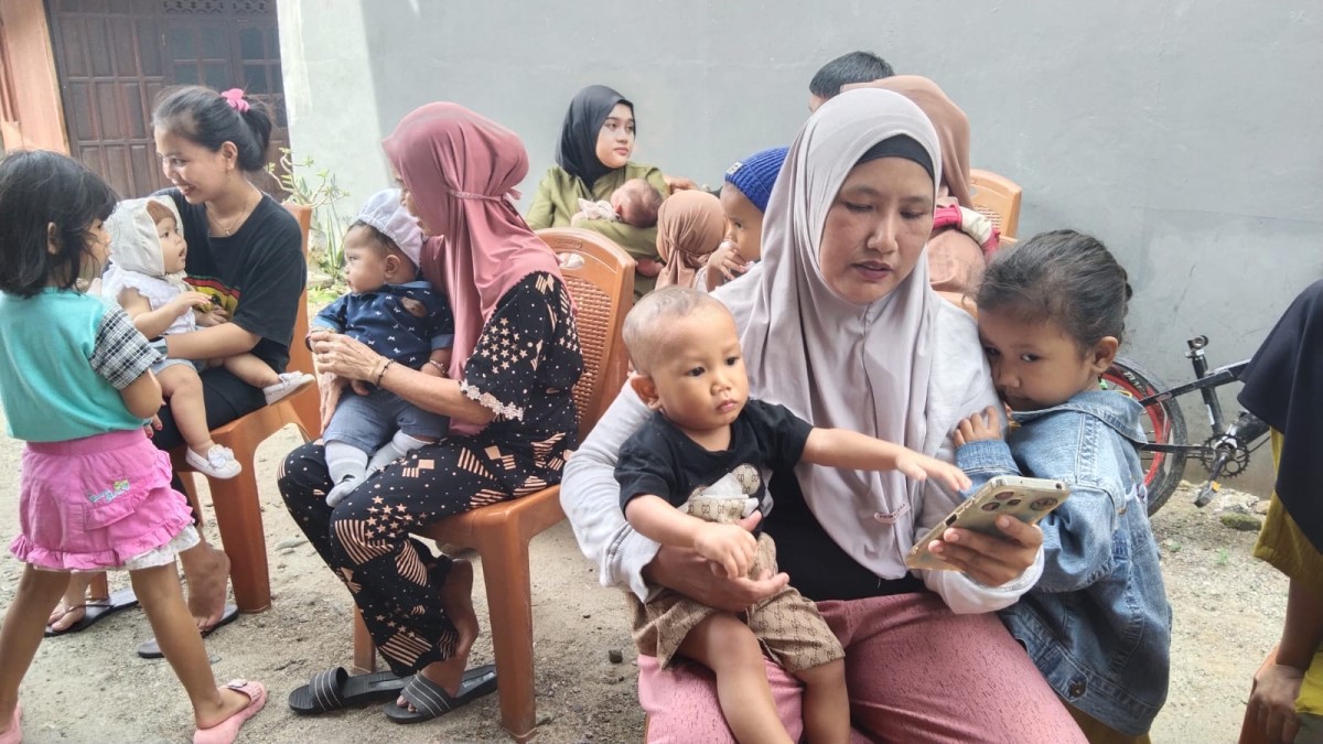 Melaksanakan Bina Keluarga Balita oleh Penyuluh KB, Kader BKB, Pengurus Kamp. KB "Geddongnge" dan Warga yang Menjadi Sasaran BKB