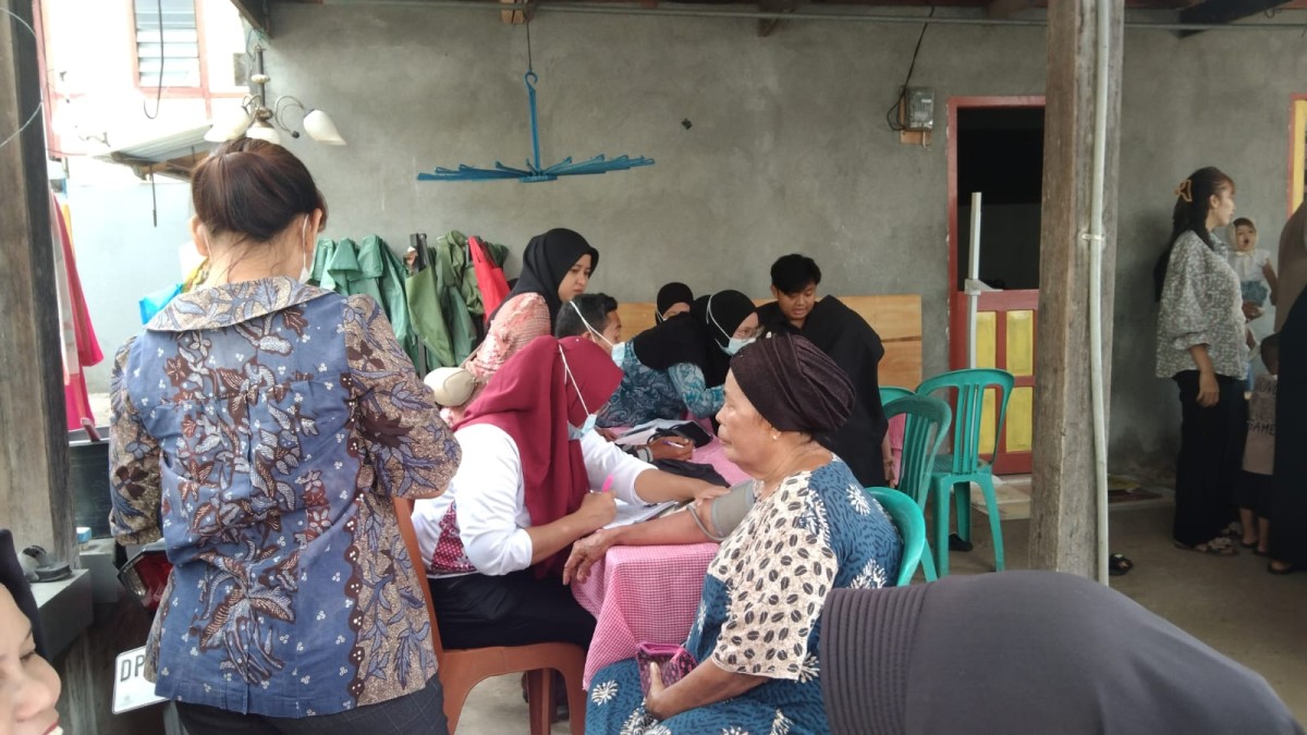 Melaksanakan Kegiatan Lansia Sehat Melalui SIDAYA oleh Nakes UPTD Puskesmas Lumpue, Penyuluh KB, Bidan Kelurahan, Kader Lansia, Pengurus Kamp. KB "Geddongnge" dan Para Lansia