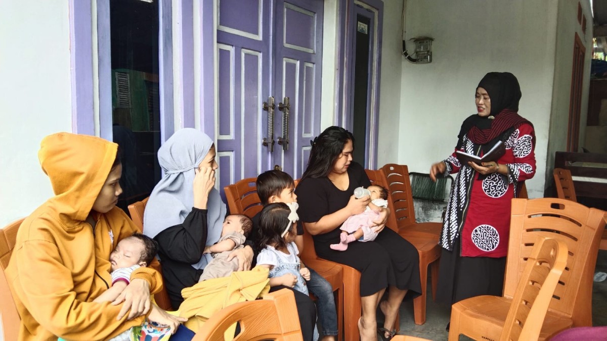 Pemberian KIE kepada Ibu Hamil dan Menyusui terkait PHBS dan Penanganan Stunting oleh Penyuluh KB, pihak kelurahan dan Pengurus Kamp. KB "Geddongnge"