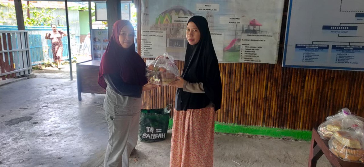 Melakukan Pemberian PMT Kategori B3 oleh Penyuluh KB, Tim SPPG Cappa Galung, Pengurus Kamp. KB dan Sasaran Ibu Hamil