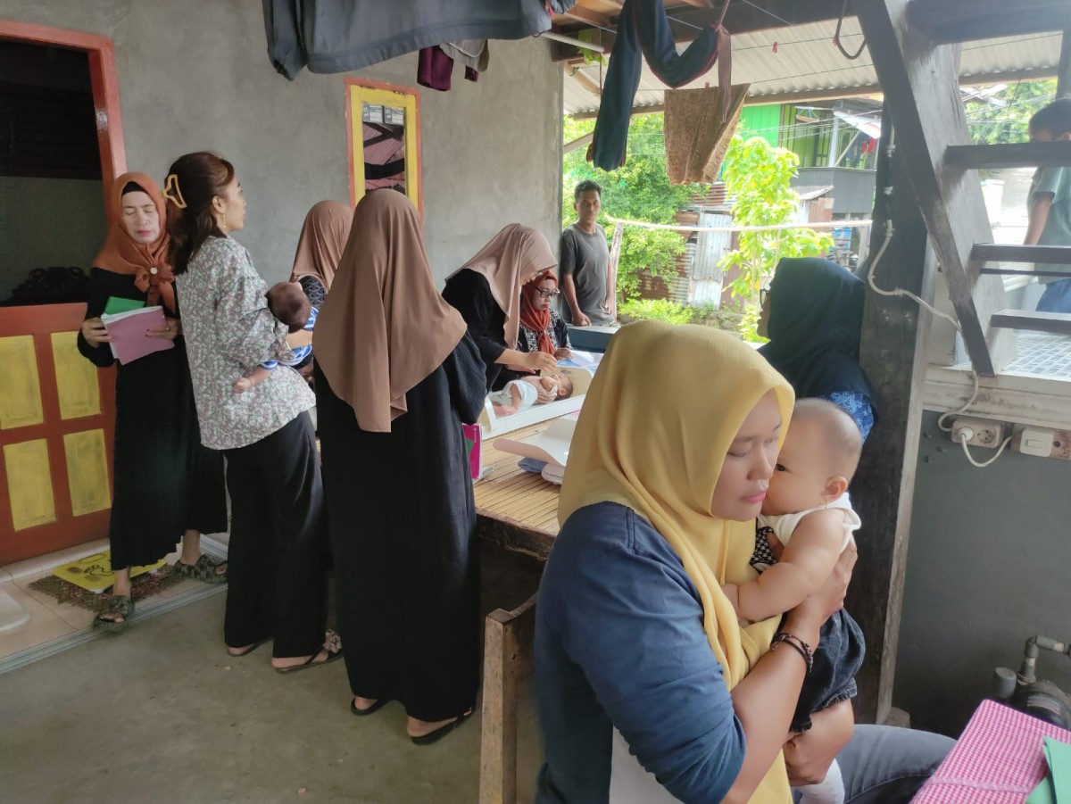 Melaksanakan Posyandu oleh Nakes UPTD Puskesmas Lumpue, Bidan Kelurahan, Penyuluh KB, Kader Posyandu, Pengurus Kamp. KB "Geddongnge", Kader PKK, Mahasiswa KKN UNHAS 115 dan Sasaran