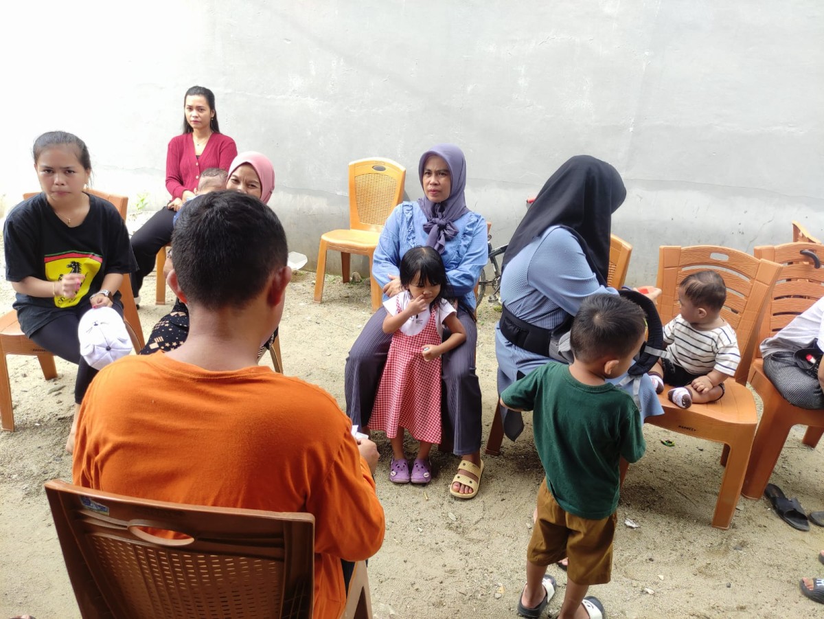 Melaksanakan Posyandu oleh Nakes UPTD Puskesmas Lumpue, Bidan Kelurahan, Penyuluh KB, Kader Posyandu, Pengurus Kamp. KB "Geddongnge", Kader PKK, Mahasiswa KKN UNHAS 115 dan Sasaran