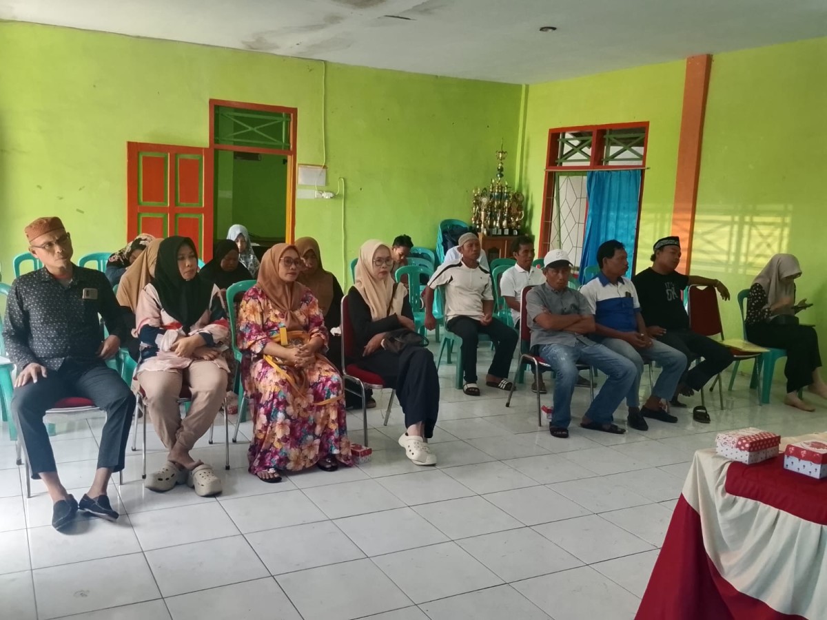 Melaksanakan Rapat Tahunan Koperasi Merah Putih oleh Kabid DInas Koperasi, aparatur kelurahan, BHABINKAMTIBMAS, pengurus Koperasi dan Kader Kamp. KB "Geddongnge"