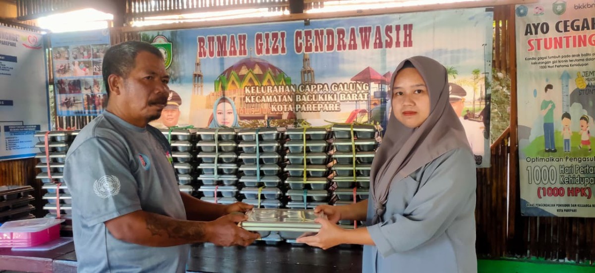Melakukan Pemberian PMT Kategori B3 oleh Penyuluh KB, Tim SPPG Cappa Galung, Pengurus Kamp. KB dan Sasaran Ibu Hamil
