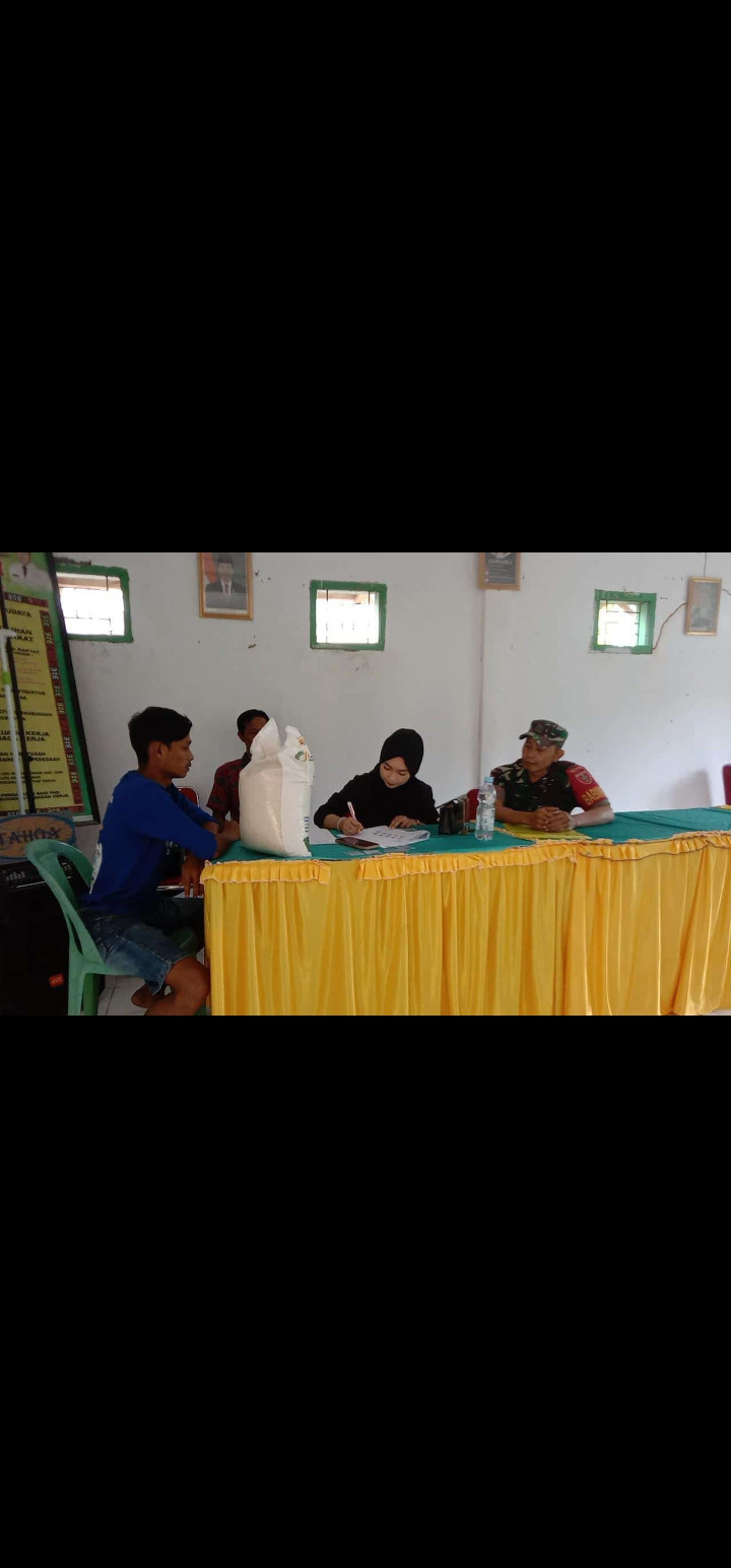 Pemberian Bantuan  Beras Kepada Warga