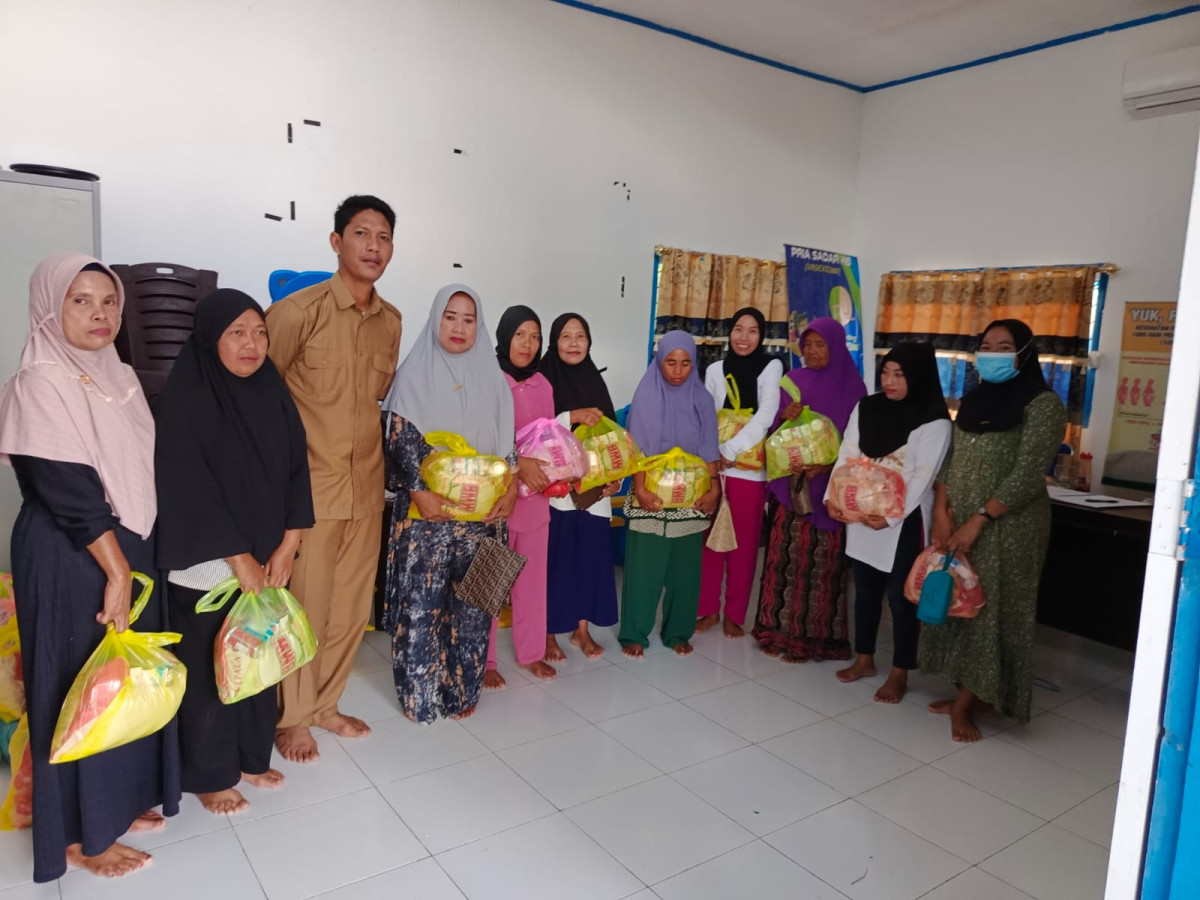 Pembagian Sembako bagi KRS Desa Wulonggere