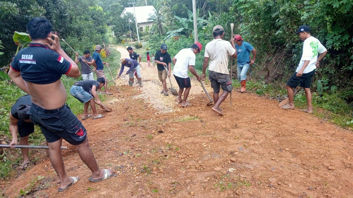 Gotong Royong Penimbunan Jalan Dusun III Amasea