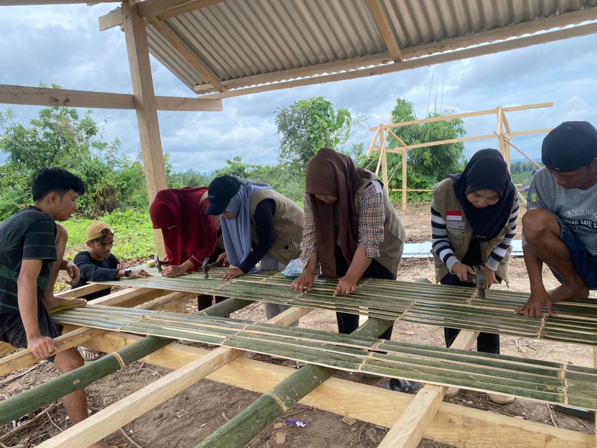 Gotorng Royong Pembangunan Gazebo di atas Gunung Wulonggere