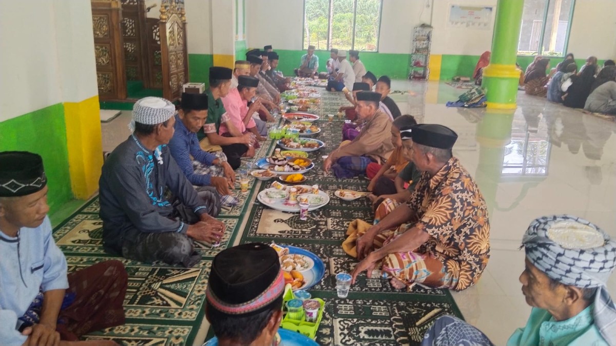 Kegiatan Isramiraj di Mesjid Babul Khairat Desa Wulonggere