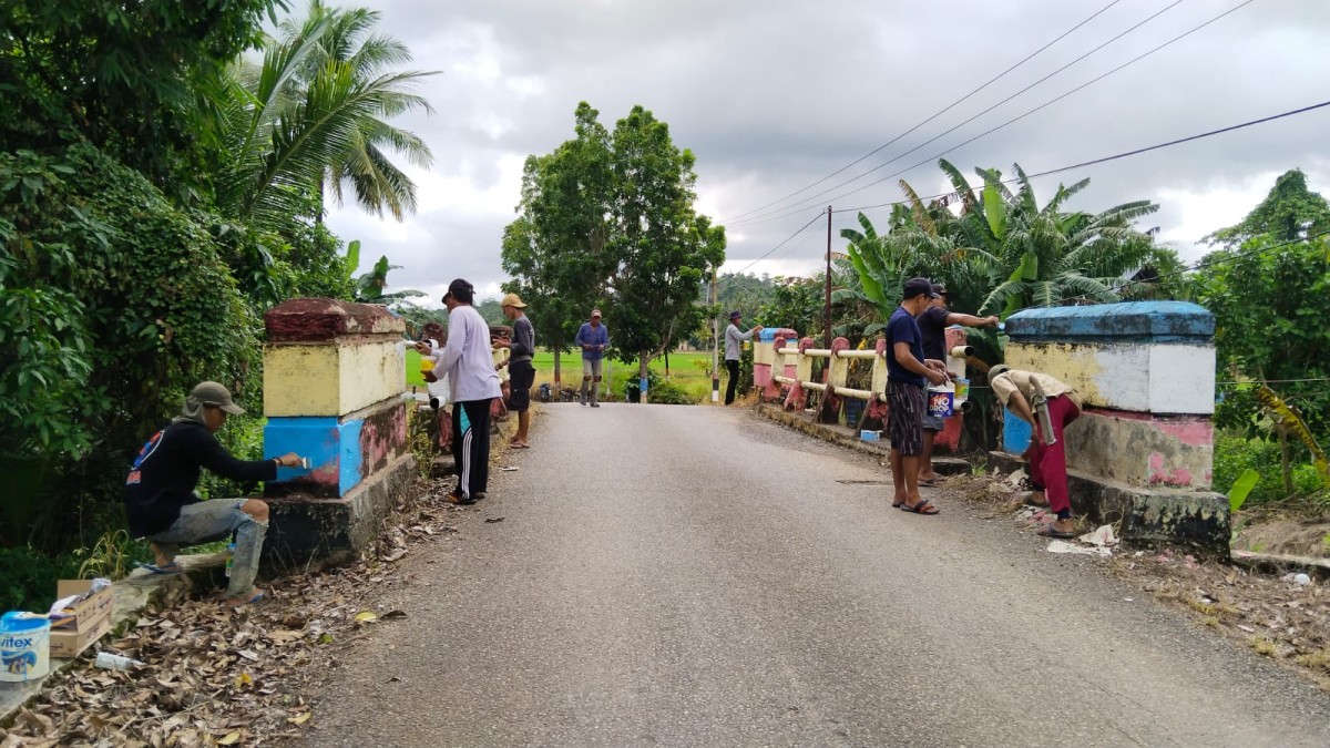 Gotorng Royong Pengecetan Jembatan dan Pohon Pinggir Jalan