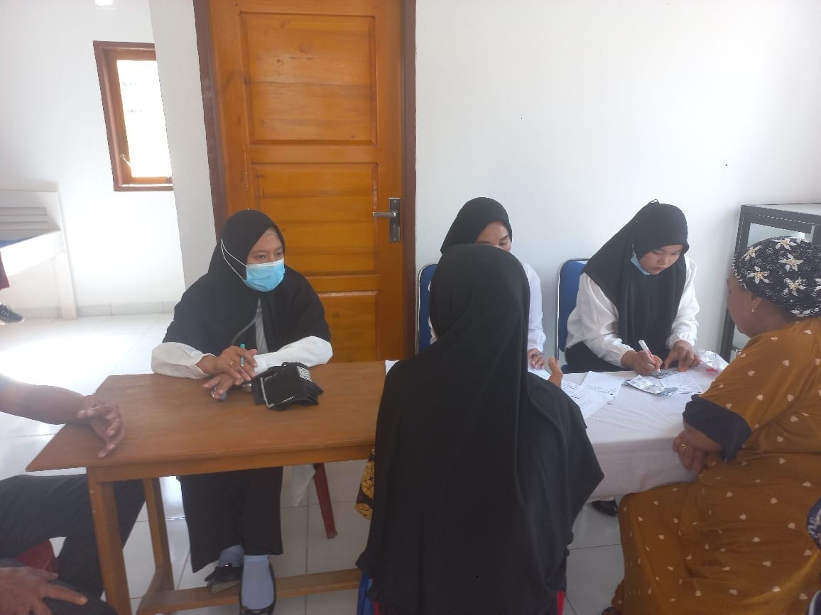 pemeriksaan kesehatan kepada lansia