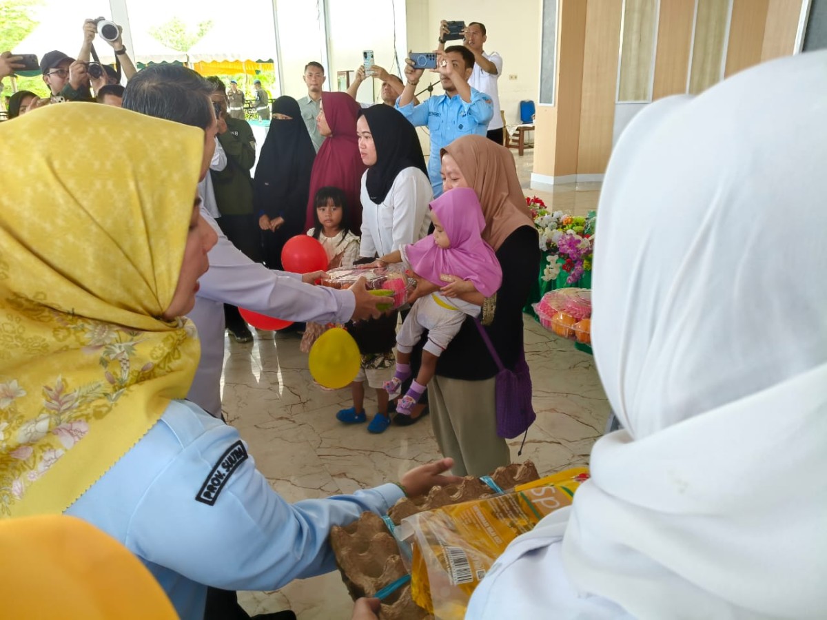 PEMBERIAN BANTUAN SEMBAKO KEPADA KELUARGA YANG KURANG MAMPU